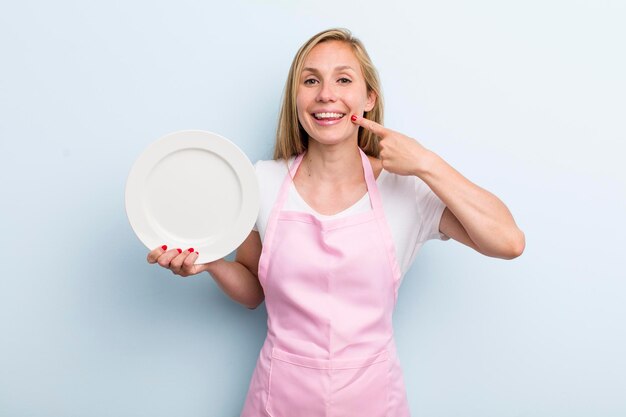 Uśmiechnięty kucharz z talerzem